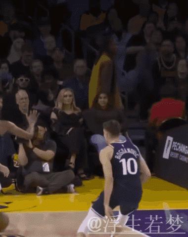 东契奇妙招戏耍中锋 失衡抛投完成2+1