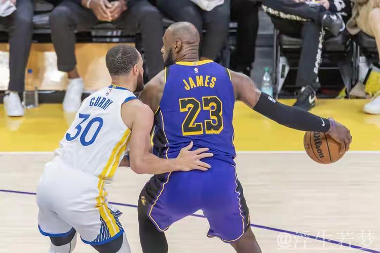 詹姆斯单挑库里转身突破上篮命中