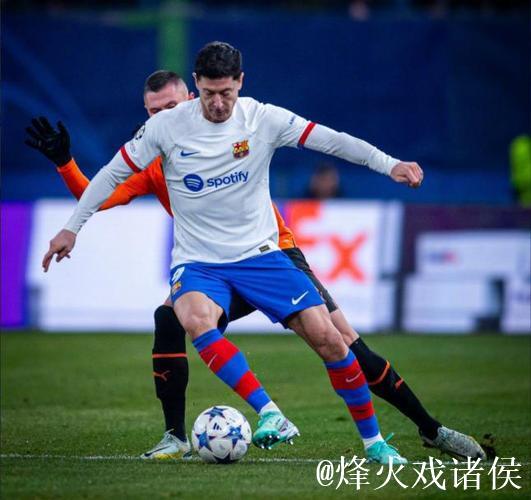 欧冠-莱万首开纪录奥斯梅恩追平 巴萨与那不勒斯1-1握手言和